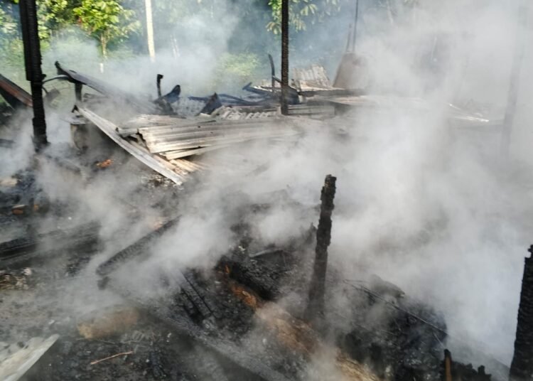 Sebuah rumah terbakar di Kampung Cabe, Jorong Seroja, Nagari Lubuk Jantan, Kecamatan Lintau Buo Utara, Tanah Datar, pada Sabtu (18/4/2026) pagi. Foto: Damkar Tanah Datar