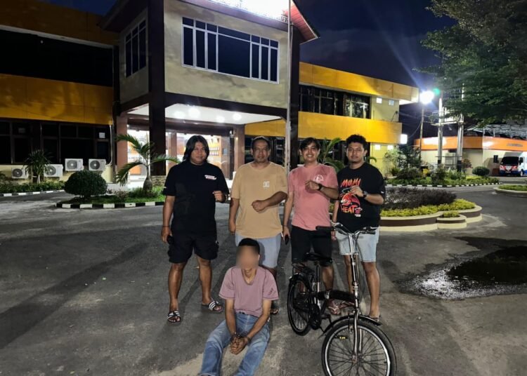 Seorang pria berinisial MN (28) ditangkap jajaran Polresta Padang saat hendak melakukan transaksi penjualan sepeda hasil curian melalui media sosial Facebook di kawasan Siteba, Kecamatan Nanggalo, Kota Padang, Sabtu (18/4/2026) siang.