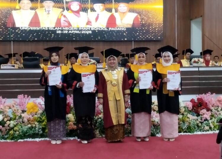 Empat wisudawan Universitas Islam Negeri Imam Bonjol Padang menerima beasiswa program magister pada Pascasarjana dalam pelaksanaan hari kedua wisuda ke-95, Minggu (19/4/2026).