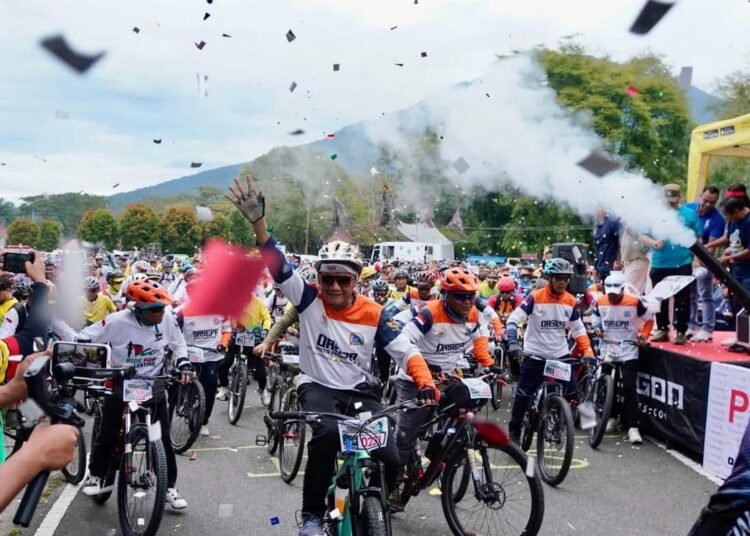 Sekitar 2.000 pesepeda dari 184 klub mengikuti Gowes Fun Adventure yang digelar di kawasan Pusat Dokumentasi dan Informasi Kebudayaan Minangkabau, Kota Padang Panjang, Minggu (19/4/2026).