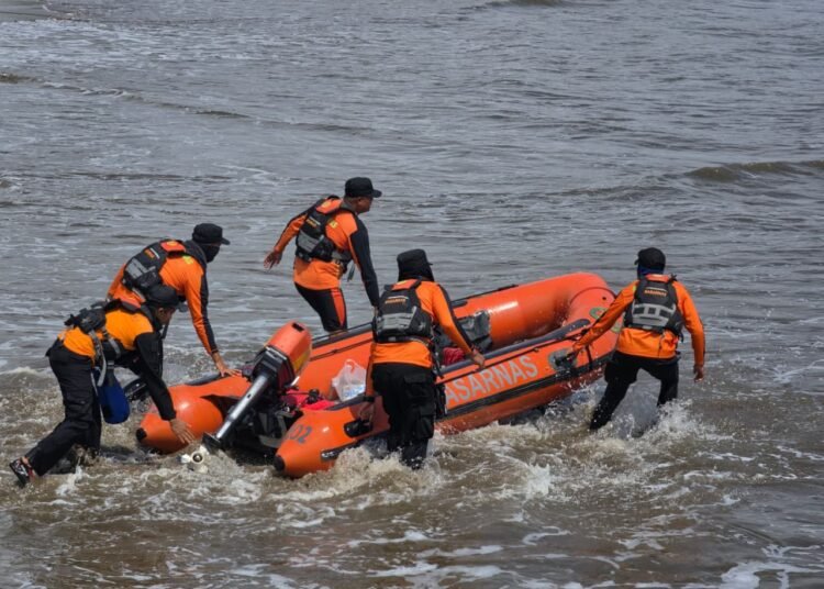 Tim SAR gabungan mencari dua siswa sekolah dasar (SD) yang tenggelam di kawasan Pantai Ulak Karang, Minggu (19/4/2026). Foto: Basarnas Padang.