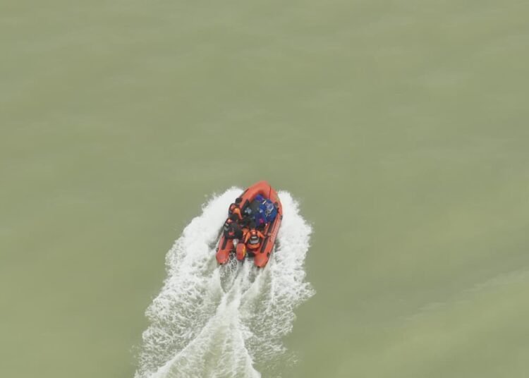 Tim SAR gabungan mencari dua siswa sekolah dasar (SD) yang tenggelam di kawasan Pantai Ulak Karang. Foto: Basarnas Padang.
