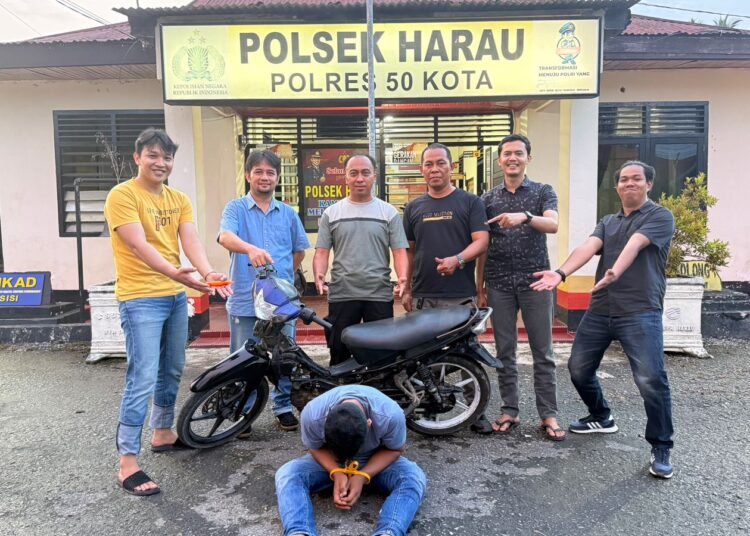 Polisi menangkap pencuri motor inisial FF (29) di Jorong Koto Tangah, Nagari Lubuak Batingkok, Kecamatan Harau, Limapuluh Kota, pada Jumat (17/4/2026) sekitar pukul 16.30 WIB. Foto: Polsek Harau