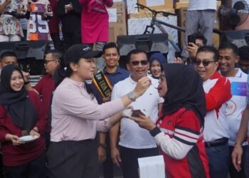Bupati Dharmasraya Dapat Kejutan Perayaan Ulang Tahun dari Peserta Car Free Day