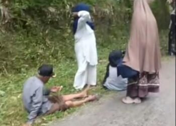 Pengedara motor jatuh di ruas jalan di kawasan Tanjuang Alai, Nagari Kuranji Hulu, Kecamatan Sungai Geringging, Kabupaten Padang Pariaman, akibat tumpahan cairan yang diduga solar pada Senin (20/4) sore. Foto: Tangkapan layar media sosial