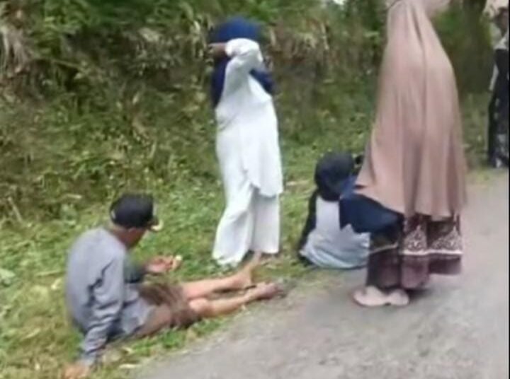 Pengedara motor jatuh di ruas jalan di kawasan Tanjuang Alai, Nagari Kuranji Hulu, Kecamatan Sungai Geringging, Kabupaten Padang Pariaman, akibat tumpahan cairan yang diduga solar pada Senin (20/4) sore. Foto: Tangkapan layar media sosial