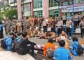 Puluhan mahasiswa yang tergabung dalam Aliansi Mahasiswa Pesisir Selatan menggelar aksi unjuk rasa di depan kantor bupati, Senin (20/4/2026) sore.