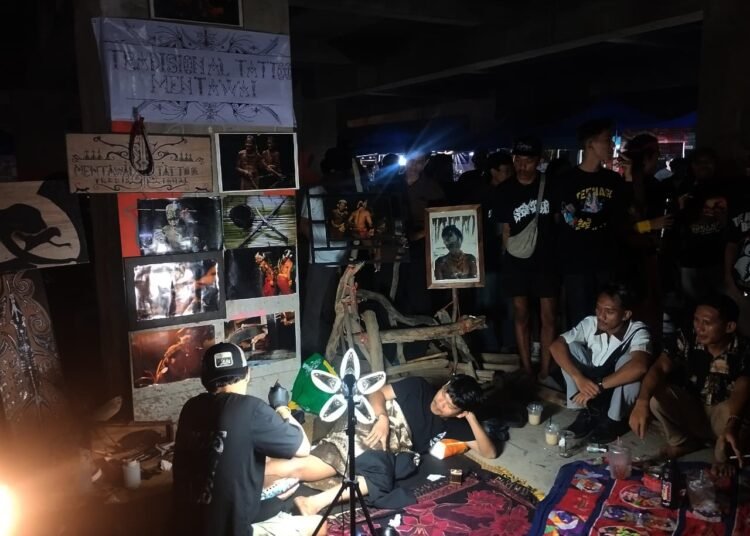 Forum Mahasiswa Mentawai Sumatera Barat (Formma) membuka stand tato Mentawai pada kegiatan Climate Fest Vol. 2 LBH Padang di Taman Budaya Sumbar, Sabtu (18/4/2026). Foto: Qadri/Sumbarkita