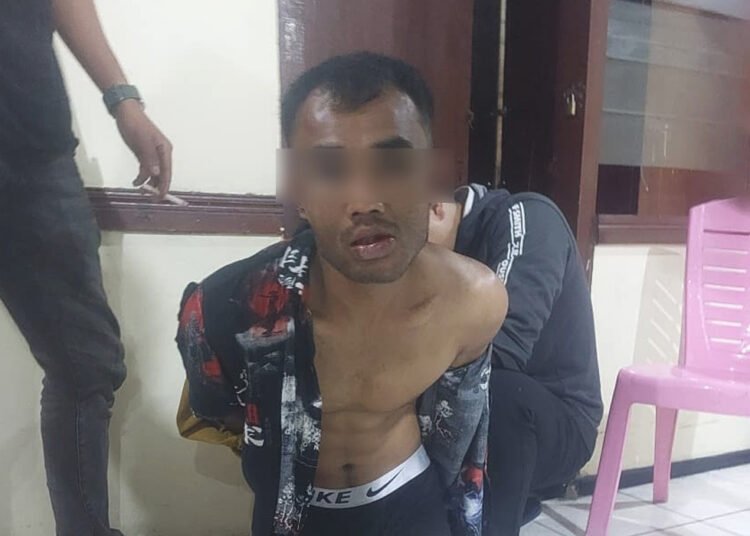 Seorang terduga pencuri sepeda motor di Tanah Datar nyaris tewas diamuk massa setelah beraksi di Jorong Rumah XX, Nagari Labuah, Kecamatan Lima Kaum, pada Senin (20/4/2026) sekitar pukul 20.30 WIB. Foto: Polres Tanah Datar