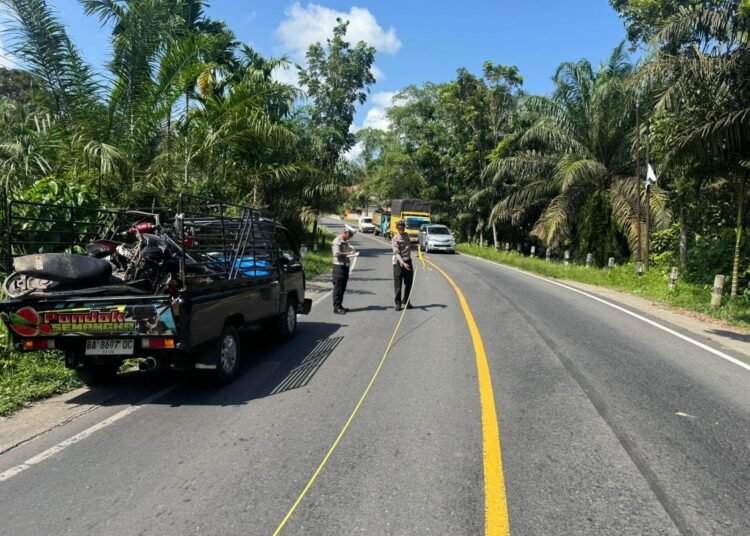 Polisi melakukan olah tempat kejadian perkara di jalan raya Agam—Pasaman Barat, tepatnya di Jorong Lubuk Alung, Nagari Bawan, Kecamatan Ampek Nagari, Agam, Sumatera Barat (Sumbar) pada Senin (20/4/2026) pagi. Foto: Polres Agam