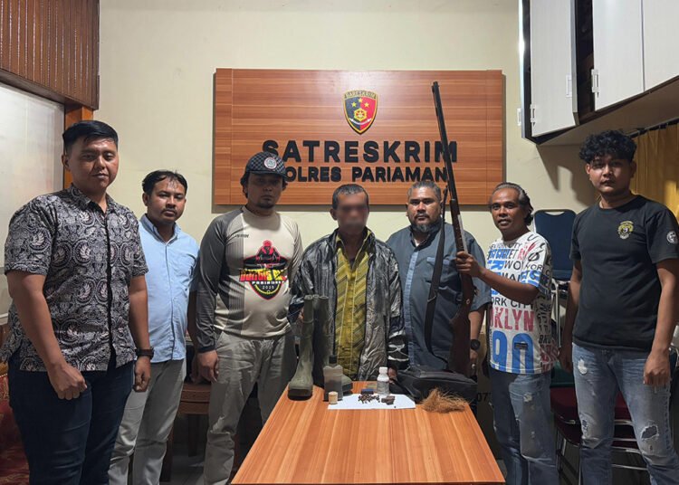 Polisi menahan seorang tersangka pada Jumat (16/4/2026) sekitar pukul 01.00 WIB di Markas Polres Pariaman yang menawaskan peburu babi. Foto: Polres Padang Pariaman