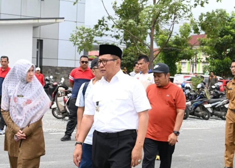 Pemerintah Kota (Pemko) Bukittinggi melaksanakan kegiatan gotong royong bersama dalam rangka pembersihan kawasan RSUD Bukittinggi yang masih kosong, Selasa (21/4/2026). Kegiatan tersebut melibatkan sejumlah aparatur sipil negara (ASN) dari berbagai satuan kerja perangkat daerah (SKPD).