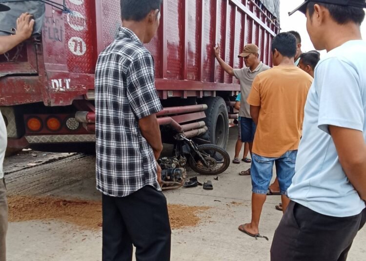 Kecelakaan lalu lintas terjadi di Jalan Lintas Sumatera, tepatnya di dekat Simpang Koto, Kecamatan Koto Baru, Kabupaten Dharmasraya, Sumatera Barat, pada Selasa (21/4/2026) sekitar pukul 16.25 WIB. Foto: Media sosial