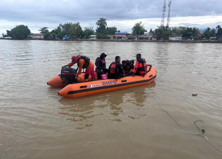 Tim SAR gabungan mencari dua siswa sekolah dasar (SD) yang tenggelam di kawasan Pantai Ulak Karang. Foto: Basarnas Padang