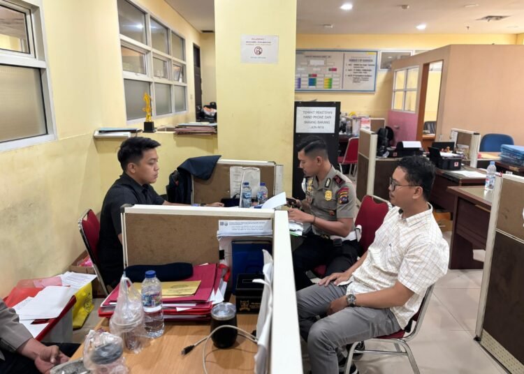 Bharaka Afrizal menjalani pemeriksaan di Mapolda Sumbar terkait dugaan penipuan jual beli rumah yang menyeret oknum polisi dan anggota DPRD Kota Padang, Selasa (21/4)