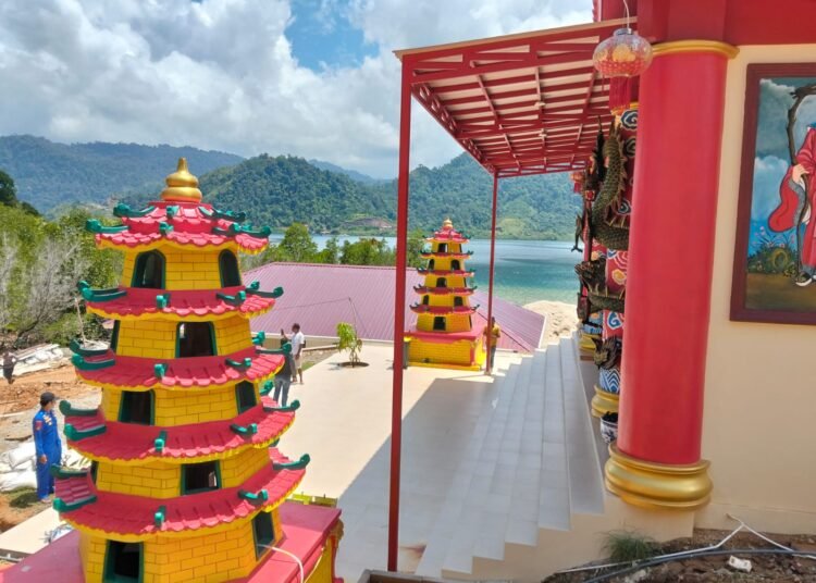 Kelenteng di Pulau Batu Buayo, dekat Pulau Cubadak, Nagari Sungai Nyalo Mudiak Aia, Kecamatan Koto XI Tarusan, Pesisir Selatan, Sumatera Barat. 