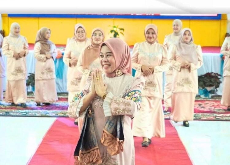 Dharma Wanita Persatuan (DWP) Kabupaten Solok Selatan, Sumatera Barat, resmi meluncurkan baju kurung pendamping seragam organisasi dengan motif rumah gadang.
