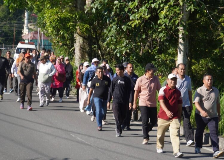 Wali Kota Padang Panjang Hendri Arnis memimpin kegiatan aparatur sipil negara (ASN) di Lapangan Bancalaweh, Rabu (22/4/2026).