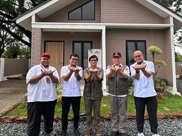 Badan Nasional Penanggulangan Bencana (BNPB) meninjau langsung rumah contoh berbasis Semen Padang Bata Interlock (Sepablock) yang dikembangkan PT Semen Padang sebagai solusi hunian tetap (huntap) bagi masyarakat terdampak bencana. Kunjungan ini dipimpin Kepala Harian Unsur Pengarah BNPB Brigjen Pol. (Purn.) Ary Laksmana Widjaja pada Senin (20/4/2026).