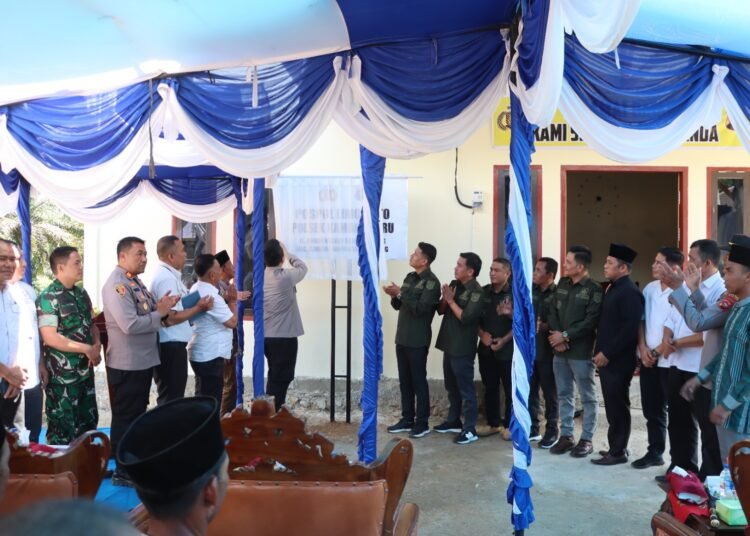 Kapolres Sijunjung, AKBP Willian Harbensyah, meresmikan Pos Polisi Limo Koto Polsek Kamang Baru di Jorong Pasar, Nagari Sungai Betung, Kecamatan Kamang Baru, pada Rabu (22/4/2026). Foto: Polres Sijunjung