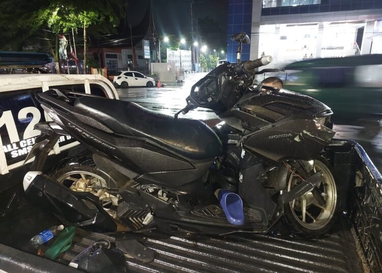 Sepeda motor yang menabrak truk parkir di depan Musala Istiqomah, Jalan Padang Mengatas, Jorong Indo Baleh Barat, Nagari Mungo, Kecamatan Luak, Limapuluh Kota, Sumbar, pada Rabu (22/4/2026) sekitar pukul 19.30 WIB. Foto: Polres Payakumbuh
