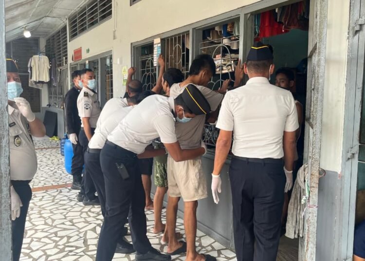 Lapas Kelas IIB Pariaman memeriksa urine warga binaan dan pegawai lapas pada Kamis (23/4/2026). Foto: Lapas Kelas IIB Pariaman