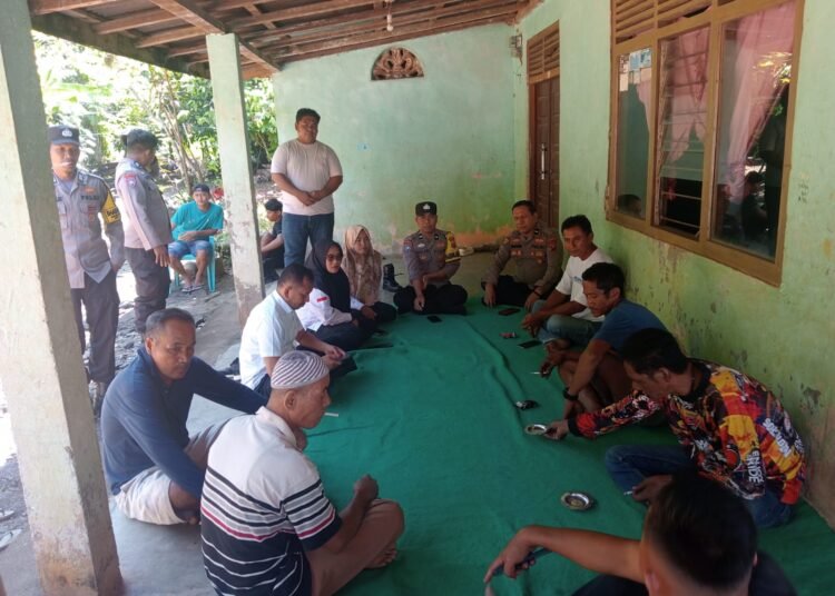 Polisi, kepala jorong, sekretaris wali nagari, camat, dan perwakilan Suku Anak Dalam bermusyawarah di rumah Kepala Jorong Sungai Bungur, Nagari Padukuan, Kecamatan Koto Salak, Dharmasraya, Sumatera Barat (Sumbar), pada Rabu (22/4/2026).