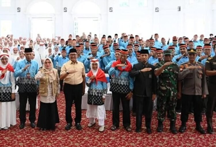 Pemerintah Kota Bukittinggi secara resmi melepas 255 Calon Jamaah Haji (CJH) Kota Bukittinggi tahun 1447 Hijriyah/2026 Masehi. Prosesi pelepasan dipimpin langsung oleh Wali Kota Ramlan Nurmatias, di Balairung Rumah Dinas Wali Kota, Kamis (23/4/2026).