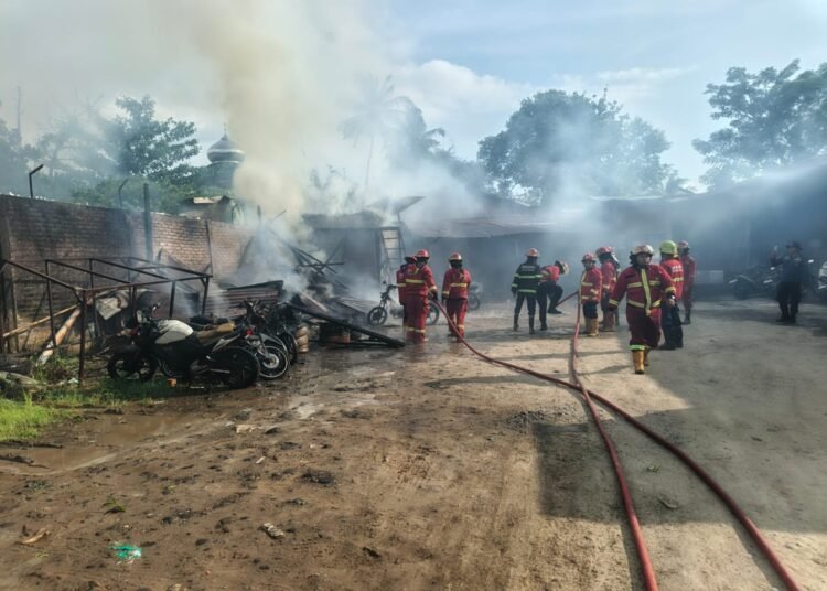 Sebuah gudang barang bekas dan tujuh unit motor terbakar di Jalan Teknologi Raya Nomor 104, Kelurahan Surau Gadang, Kecamatan Nanggalo, Kota Padang, Sumatera Barat, pada Kamis (23/4/2026) sore.