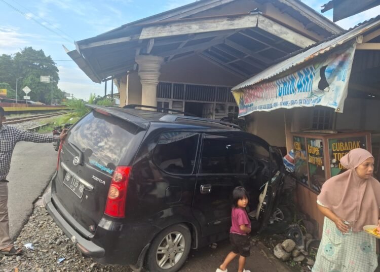 Kecelakaan beruntun terjadi di Jalan Padang–Bukittinggi, tepatnya di Korong Pasa Jambak, Nagari Balah Hilia, Kecamatan Lubuk Alung, Kabupaten Padang Pariaman, Sumatera Barat, Kamis (23/4/2026) sekitar pukul 06.30 WIB. Satu unit mobil Daihatsu Xenia hilang kendali dan menabrak dua kendaraan serta sebuah warung kelontong di pinggir jalan.