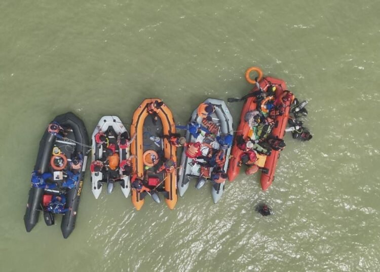 Tim SAR gabungan mencari dua siswa sekolah dasar (SD) yang tenggelam di kawasan Pantai Ulak Karang, Kamis (23/4/2026). Foto: Basarnas Padang.
