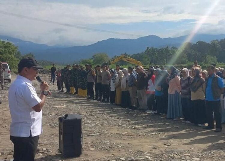 Pemerintah Kabupaten (Pemkab) Padang Pariaman menggelar Apel Gabungan sekaligus Gotong Royong (Goro) Akbar untuk mempercepat pemulihan infrastruktur pascabencana di Nagari Balah Aia Anduriang, Kecamatan 2x11 Kayu Tanam, Kamis (23/4/2026).
