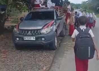 Tidak Ada Listrik, Siswa SD di Pasaman Barat Naik Pikap Ikuti Ujian TKA di Sekolah Lain