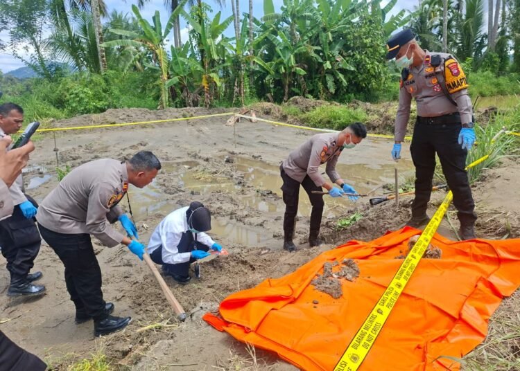 Warga Korong Lubuk Aur, Nagari Anduring, Kecamatan 2x11 Kayu Tanam, Kabupaten Padang Pariaman, digegerkan dengan penemuan kerangka manusia tanpa identitas di tepi aliran Sungai Batang Anai pada Jumat (24/4/2026) sekitar pukul 10.30 WIB. Foto: Polsek 2x11 Enam Lingkung