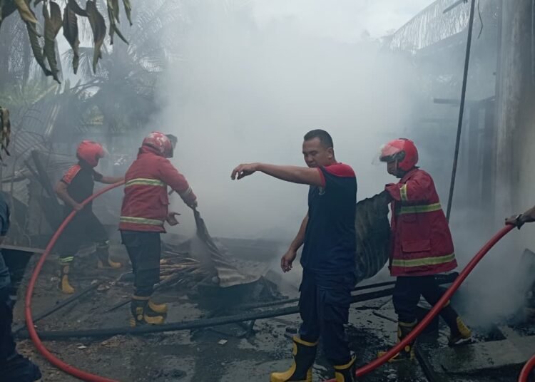 Petugas damkar memadamkan api yang membakar sebuah rumah di Korong Singguliang 2, Nagari Singguliang Lubuak Aluang, Kecamatan Lubuak Aluang, Padang Pariaman, Sumatera Barat (Sumbar), terbakar pada Jumat (24/4/2026) siang. Foto: Damkar Padang Pariaman