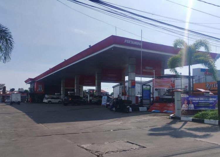 Sejumlah kendaraan mengisi BBM di salah satu SPBU di Padang pada Jumat (24/4/2026). Foto: Qadri Hayatul/Kabarminang.com