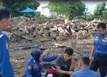 Personel Damkar Selamatkan Mahasiswa Depresi di Pantai Padang, Dikhawatirkan Bahayakan Diri