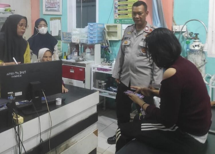 Seorang perempuan melaporkan suaminya ke Polsek Linggo Sari Baganti pada Jumat (24/4/2026) pukul 18.00 WIB atas dugaan penganiayaan pada Kamis (23/4/2026) malam. Foto: Polsek Linggo Sari Baganti