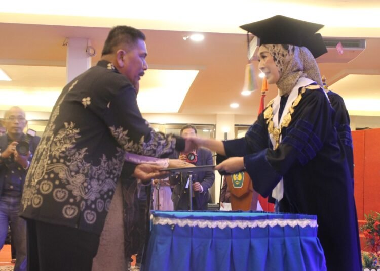 Januar, Siti Azzahra, mahasiswi Prodi PGSD Universitas Bung Hatta Padang, mewakili anaknya dalam wisuda pada Sabtu (25/4/2026) di kampus I, Ulang Karang, Padang. Foto: Fazrinaldo/Sumbarkita
