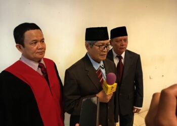 Suasana haru menyelimuti prosesi Wisuda ke-85 Universitas Bung Hatta (UBH), Kota Padang, Sabtu (25/4/2026). Nama Siti Azzahra dipanggil di tengah ratusan wisudawan, namun tak ada sosok yang maju ke depan. Sebagai gantinya, kedua orang tuanya melangkah menuju podium untuk menerima ijazah sang putri yang telah wafat.