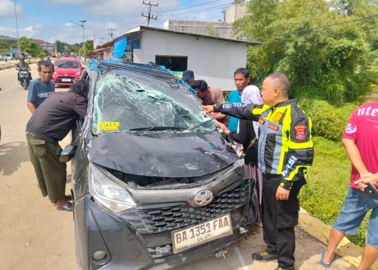 Sebuah mobil travel BA 1351 FAA menabrak minibus BH 1454 BL yang sedang terparkir di badan jalan di Jorong Sungai Kemuning, Kenagarian Sungai Rumbai, Kecamatan Sungai Rumbai, Kabupaten Dharmasraya, Sumatera Barat, pada Minggu (26/12/2026) sekitar pukul 07.00 WIB. Foto: Polres Dharmasraya