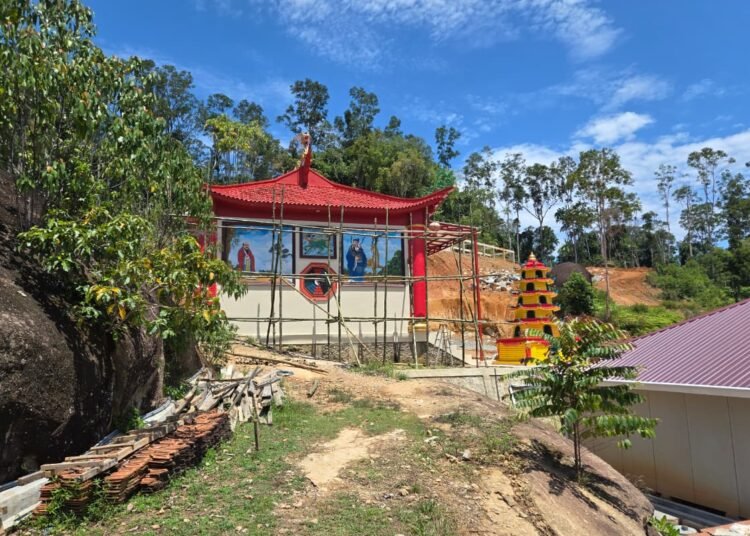 Investor objek wisata Pantai di Pulau Batu Buayo, kawasan wisata bahari Mandeh, Nagari Sungai Nyalo Mudiak Aia, Kecamatan Koto XI Tarusan, Pesisir Selatan, mengganti ornamen bangunan berbentuk kelenteng di pulau tersebut.