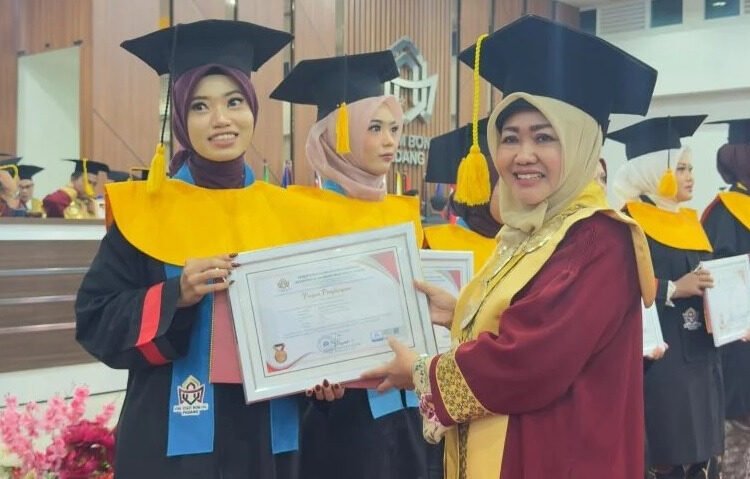 Nurul Fadillah mendapatkan sertifika penghargaan dari UIN Imam Bonjol Padang sebagai lulusan terbaik dalam pelaksanaan hari kedua wisuda ke-95 pada Minggu (19/4/2026). Foto: UIN Imam Bonjol Padang