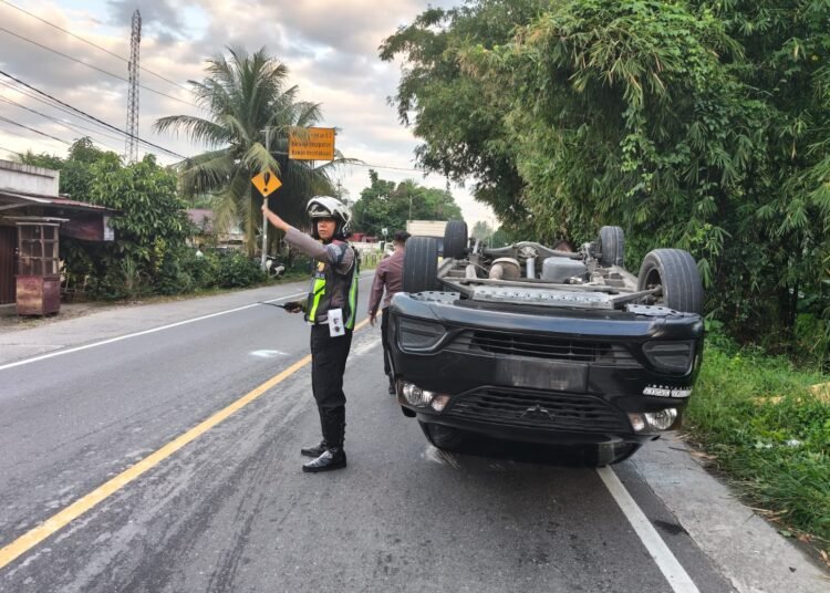 Sebuah mobil terbalik setelah bertabrakan dengan mobil lain di Jalan Raya Padang–Bukittinggi, tepatnya di Buayan, Kecamatan Batang Anai, Padang Pariaman, Sumatera Barat (Sumbar), pada Senin (27/4/2026) sekitar pukul 6.20 WIB. Foto: Polres Padang Pariaman