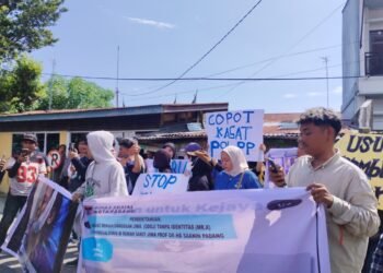 Puluhan Massa Geruduk Satpol PP Padang, Tuntut Kejelasan Kematian Karim