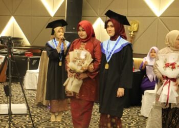 Jadi Lulusan Terbaik Universitas Alifah Padang, Nyimas Buktikan Kuliah Sambil Kerja Tetap Berprestasi