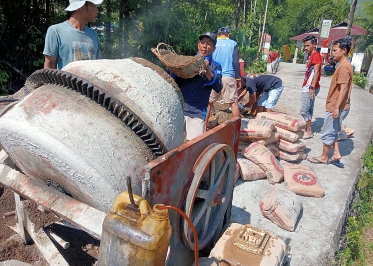 Warga Baringin dan Tarantang di Padang bergotong royong memperbaiki jalan rusak dengan dukungan PT Semen Padang melalui program TJSL.