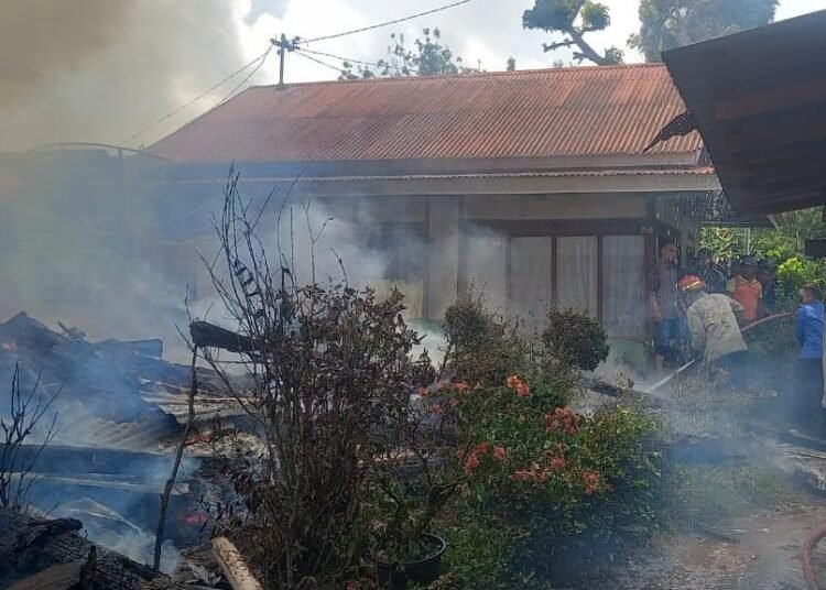 Dua unit rumah gadang terbakar di Nagari Situjuah Tungka, Kecamatan Situjuah Limo Nagari, Kabupaten Limapuluh Kota, Sumatera Barat, pada Senin (27/4/2026).