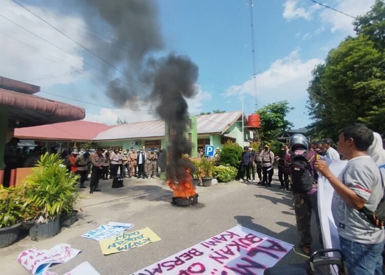Puluhan massa yang tergabung dalam Aliansi Mahasiswa dan Masyarakat Peduli Karim menggelar aksi di Kantor Satpol PP Padang. Mereka menuntut kejelasan penanganan kasus serta mendesak agar kematian Karim diusut tuntas, Senin (27/4)