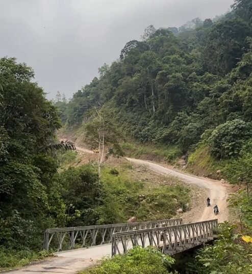Kecelakaan tunggal maut terjadi di ruas Jalan Baru yang menghubungkan Bayang dengan Alahan Panjang Solok, tepatnya di kawasan Jembatan Atu Ampa Sirah, Kampung Muaro Air, Nagari Bayang Utara, Kabupaten Pesisir Selatan, pada Senin (27/4/2026) sekitar pukul 13.00 WIB.